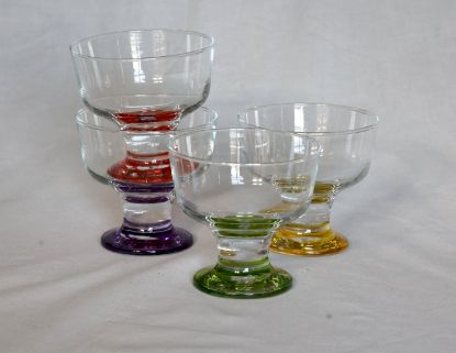 Afbeeldingen van Glas met gekleurd voetje