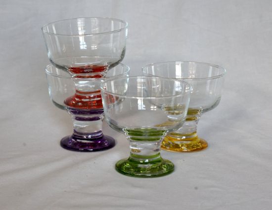 Afbeeldingen van Glas met gekleurd voetje